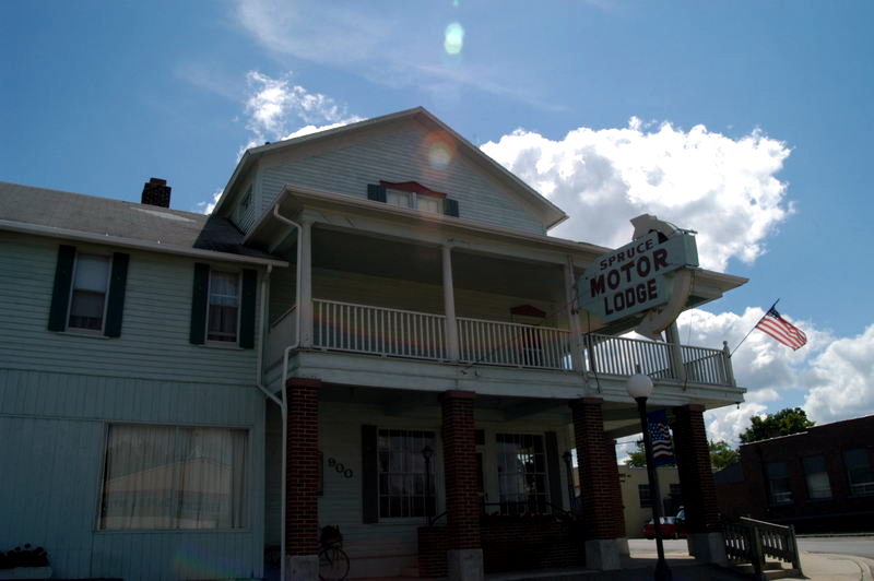 Spruce Motor Lodge - 2003 Photo From Me (newer photo)